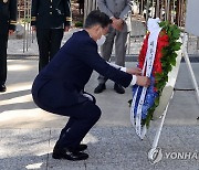 한국전 참전기념비에 헌화하는 문재인 대통령