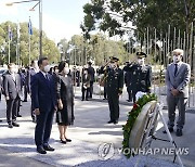 한국전 참전기념비 참배하는 문재인 대통령