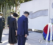 한국전 참전기념비에 묵념하는 문재인 대통령