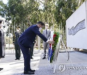 한국전 참전기념비에 헌화하는 문재인 대통령