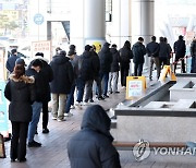 與 "위중증 누적에 병상대기자 쌓였다"..방역강화 대책 요구