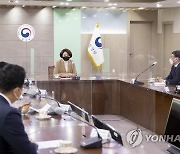 배출업소 환경관리실태 우수 기관 의견 듣는 한정애 장관