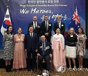 한국전 참전용사들과 기념촬영하는 문재인 대통령