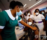 가나, 백신 미접종 승객 한 명당 항공사에 414만원 벌금