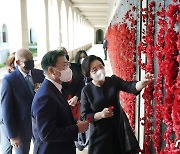 호주 전쟁기념관 찾은 文대통령 내외 '한국戰 전사자 명비 앞에서'