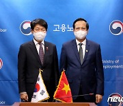 베트남 노동부 장관 면담하는 안경덕 장관