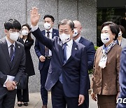 시드니 교민들 향해 인사하는 문재인 대통령 내외