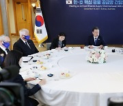 Moon meets with Australian entrepreneurs over mineral cooperation