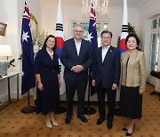 만찬 앞서 기념촬영하는 한-호주 정상 내외