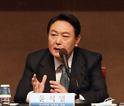 관훈클럽 토론서 진땀 뺀 윤석열, 아내 의혹에 "부분으론 몰라도 전체 허위는 아냐"