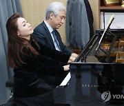 협연 연습하는 김예지 의원-김대진 총장