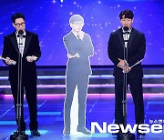 지석진-김종국, 유재석 등신대 들고 올해의 예능인상 수상[포토엔HD]