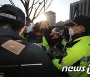 집회 인원 제한에 항의하는 자영업자들