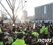 집회 인원 제한에 경찰과 대치하는 자영업자들