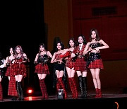 트와이스 "2년7개월 만의 대면 서울콘서트, 믿기지 않아요"