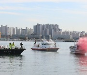 속초해경, 선박 화재 조기 진압 민·관 합동훈련
