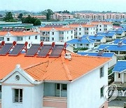 북한 주택 옥상의 태양광 패널