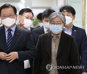 '오미크론 변이' 대응 간담회 참석하는 김부겸 총리