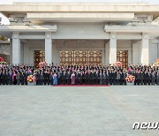 북한 김정은, 당 대회 공로자·노력혁신자들과 기념사진