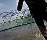 '노크귀순' 발생 부대서 철책 통해 1명 월북..軍 3시간 동안 '깜깜' 감시망 구멍