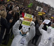 Virus Outbreak Netherlands Protest