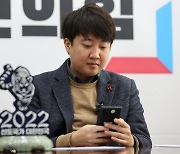 이준석 "난 손학규에 단련된 사람, 거취 변함없다" 난리통에도 사퇴 거부