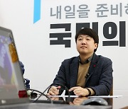 송영길 "문재인 정부 성과 이을 것", 이준석 "동트기 전이 가장 어두워"