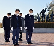 신년 참배하는 하병필 권한대행과 김하용 의장