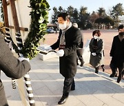 충북도의회, 임인년 새해 맞아 충혼탑 참배