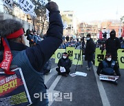 [포토]주먹 불끈 쥔 CJ대한통운 노조원