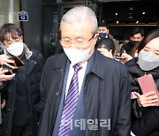 [포토]취재진 질문받으며 국민의힘 당사 나서는 김종인