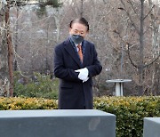 고대의료원 김영훈 의부부총장, 로제타 홀 여사 가족 묘역 참배