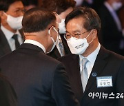 [포토]반갑게 인사나누는 김동연·홍남기