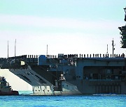 [포토] 미국 해군 최초 女함장 지휘.. 니미츠급 핵추진 항모 링컨호