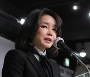 "김건희, 큐레이터로 일한 적 없다"..미술관 대표·직원 증언