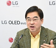 "삼성 올레드 합류 환영한다"..1등 LG의 여유, 최대 크기 TV로 초격차