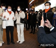 시민들과 기념촬영 하는 안철수