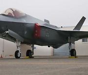 공군 F-35A 기체 이상으로 동체착륙..조종사 무사