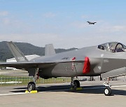 공군 F-35A 기체 이상으로 첫 동체착륙..조종사 무사