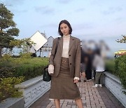 유이, 부러질 듯 얇은 극세사 발목 근황.. 손목인 줄 알았어