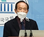 ‘김종인 사퇴’ 당내 첫 공개 요구…장기표 “일찌감치 물러나야, 尹 결기 보이길”