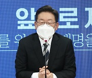 [사설] 전국민 재난지원금 또 꺼낸 李, '매표' 포퓰리즘 지나치다