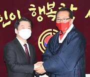 TK 이어 노인표..보수층 끌어안는 安