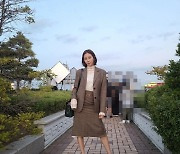 유이, 촬영장서 뽐낸 미모..'인형 같은 각선미'[스타IN★]