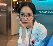 손나은, 의사 가운+학구적 안경..수수함이 예뻐 [리포트:컷]