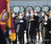 국기에 경례하는 송선태 5.18 민주화운동 진상규명조사위원장