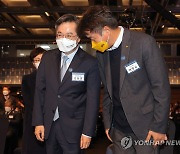 대화하는 김동연 대선후보와 여영국 대표