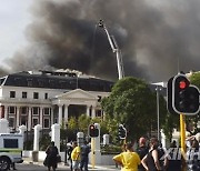남아공 국회 태운 불길 진화..방화용의자 혐의 부인