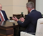 미사일 방산업체 사장 만나는 푸틴 러시아 대통령