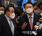 [포토]'2022년 중소기업인 신년 인사회' 참석한 윤석열